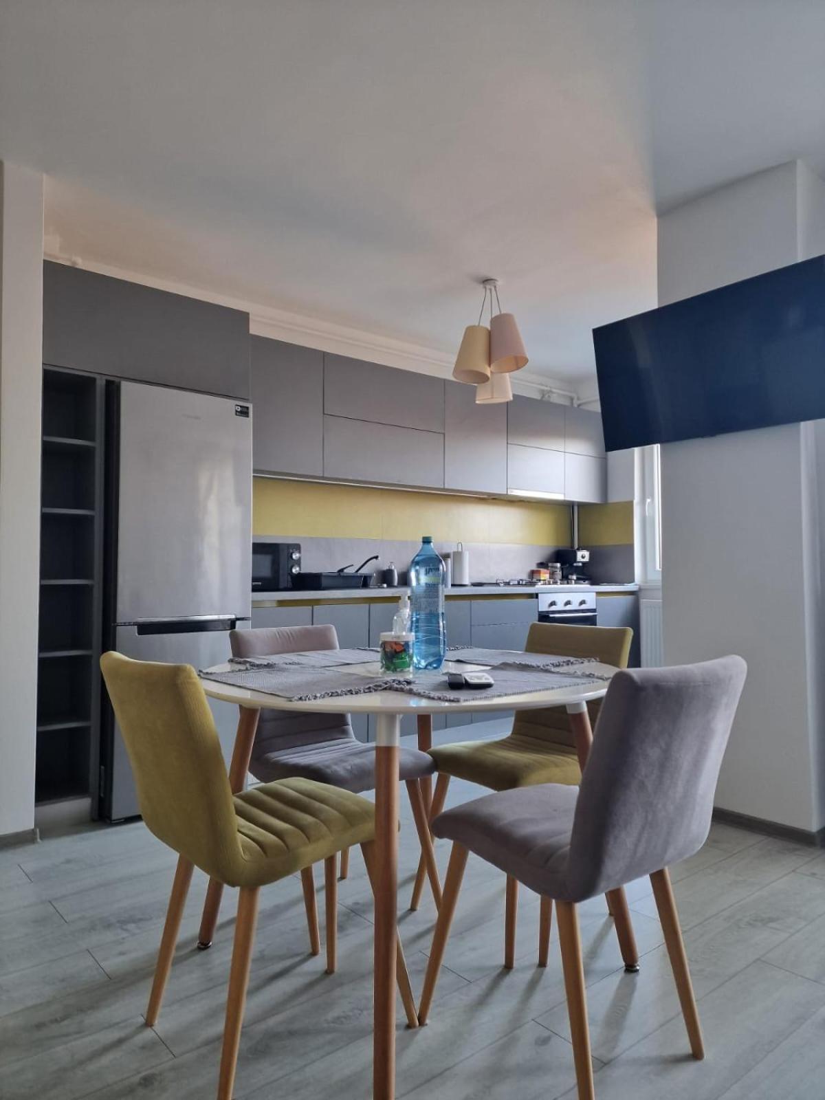 Gray Apartment Nearby Amethyst & Vivo Mall Floreşti Esterno foto